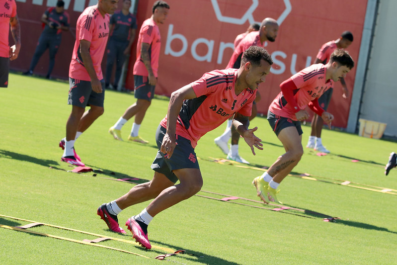 Mano Menezes encaminha time do Inter para a partida contra o Caxias