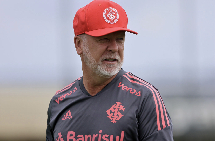 Os dois jogadores que Mano Menezes teve conversa particular no treino do Inter