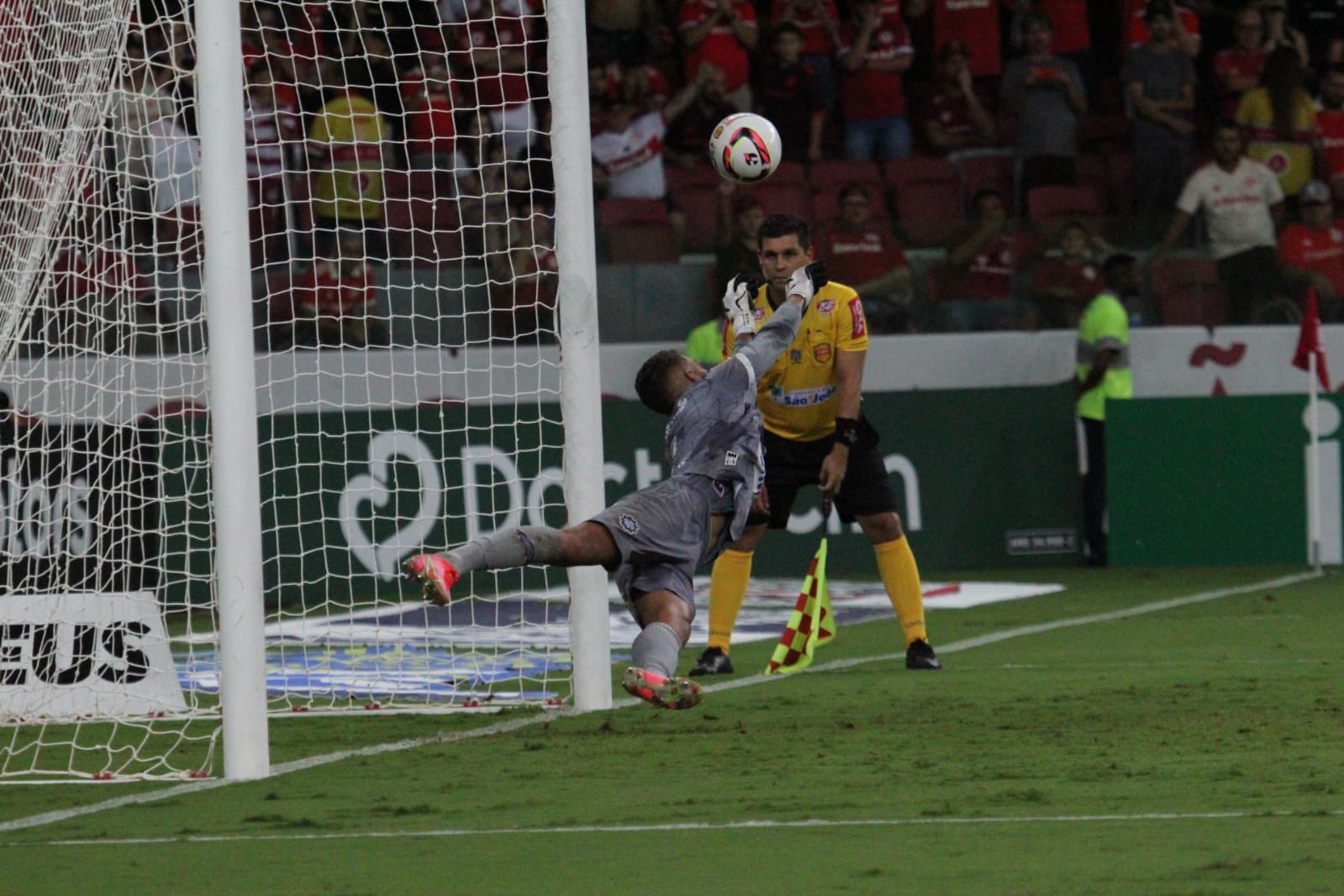 Goleiro do Caxias defende pênalti do Inter no Gauchão