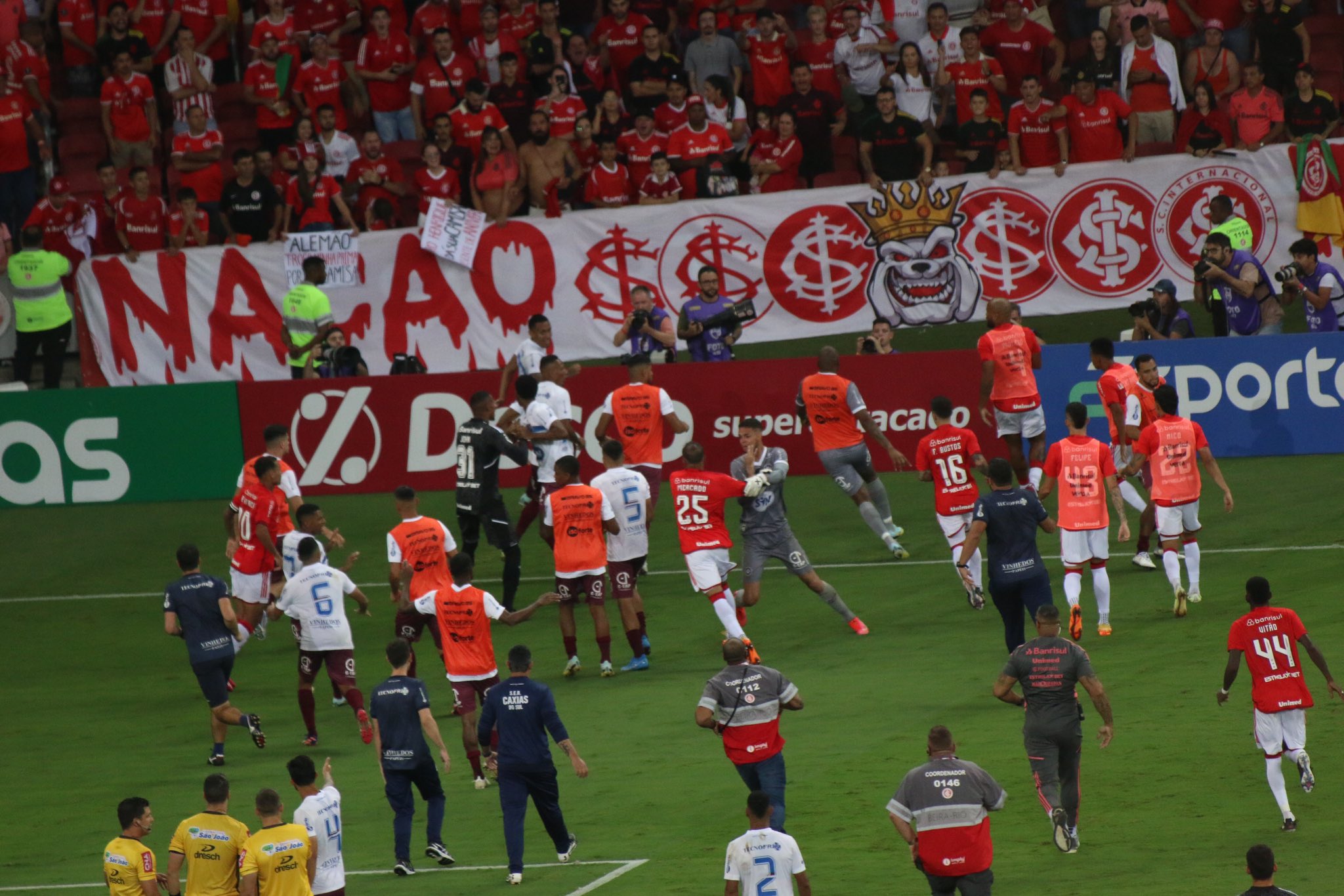 Herói da classificação do Caxias sobre o Internacional, atacante exibe  fratura sofrida no rosto após confusão - Lance!