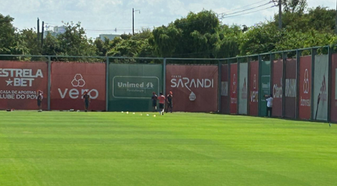 Se recuperando de lesão, Gabriel conversa com Mano Menezes no treino do Inter