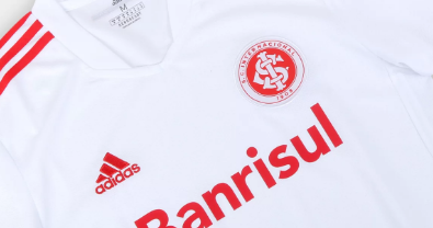Vaza imagem da nova camisa branca do Internacional