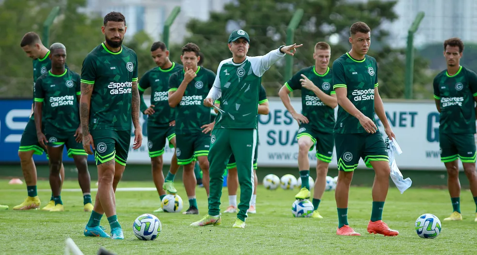 A escalação que o técnico interino do Goiás mandará a campo contra o Inter