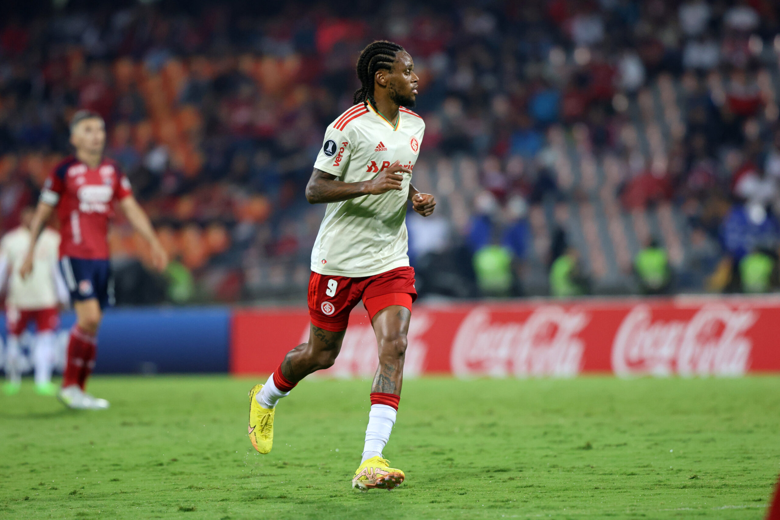 Luiz Adriano lamenta gol perdido, mas Alan Patrick sai em defesa do camisa 9