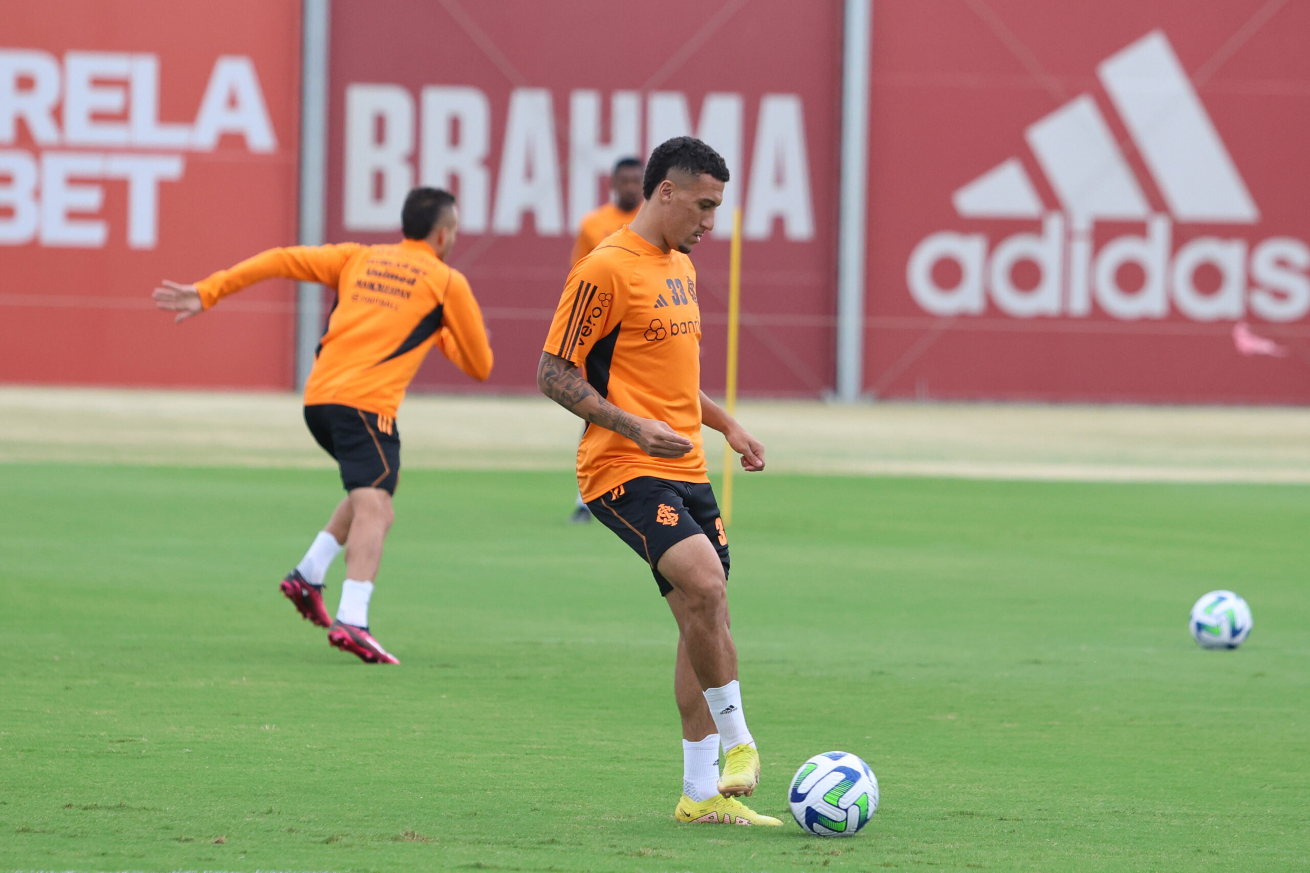 Gabriel Baralhas não treina e fica próximo de deixar o Inter para voltar ao Atlético-GO