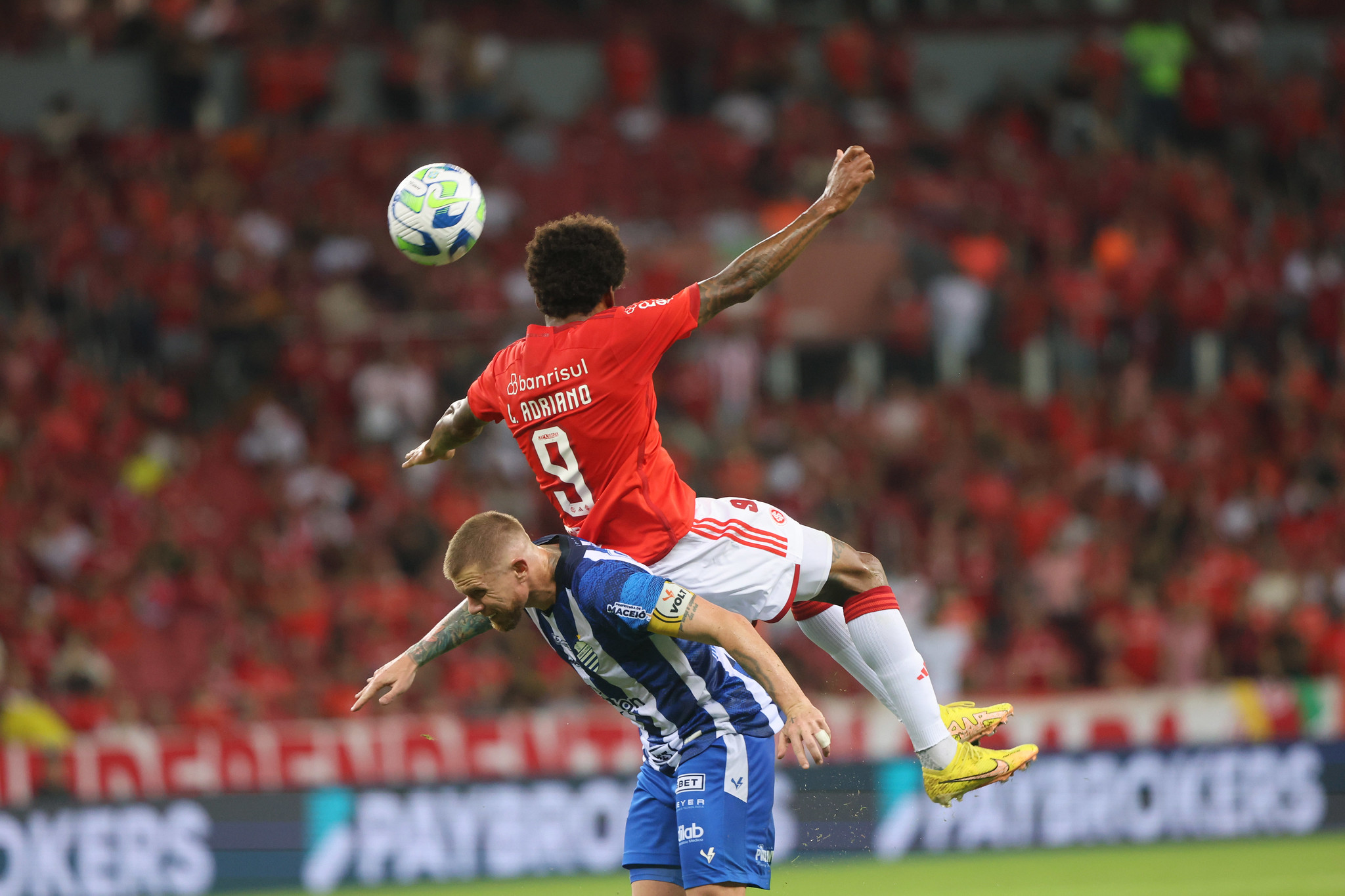 Jornalista do centro do país cita centroavante da série B e detona Luiz Adriano