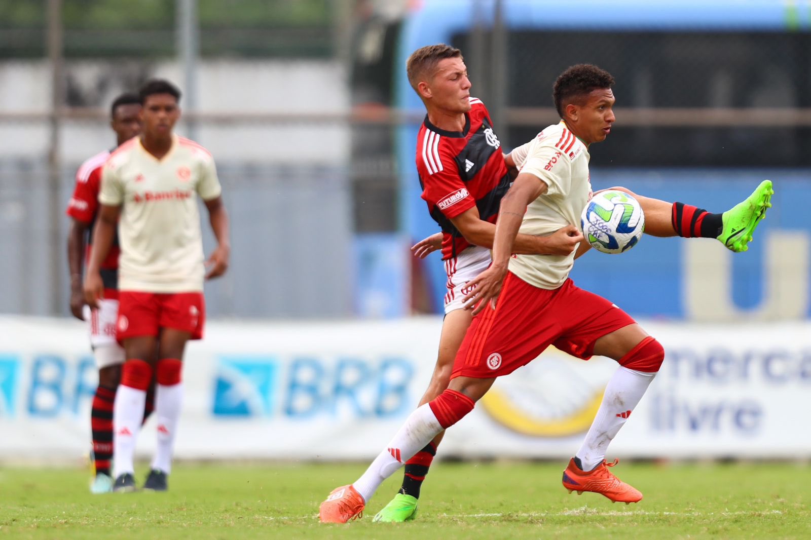 Garotos do Inter conseguem vitória importante contra o Flamengo 
