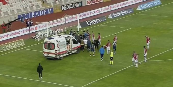 Enner Valencia deixa jogo na Turquia de ambulância após se chocar com goleiro adversário