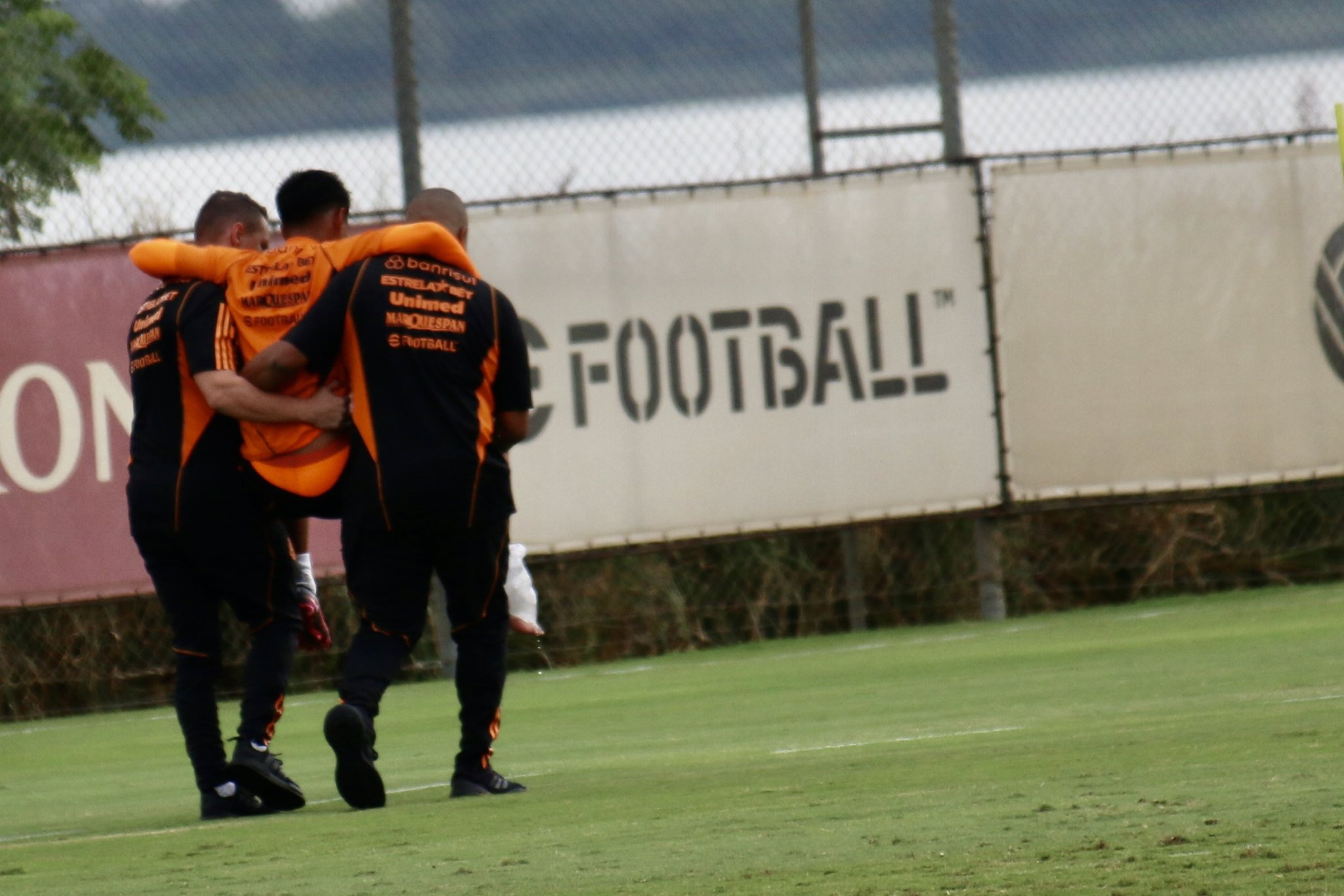 O jogador do Inter que sentiu lesão e precisou deixar o treino carregado