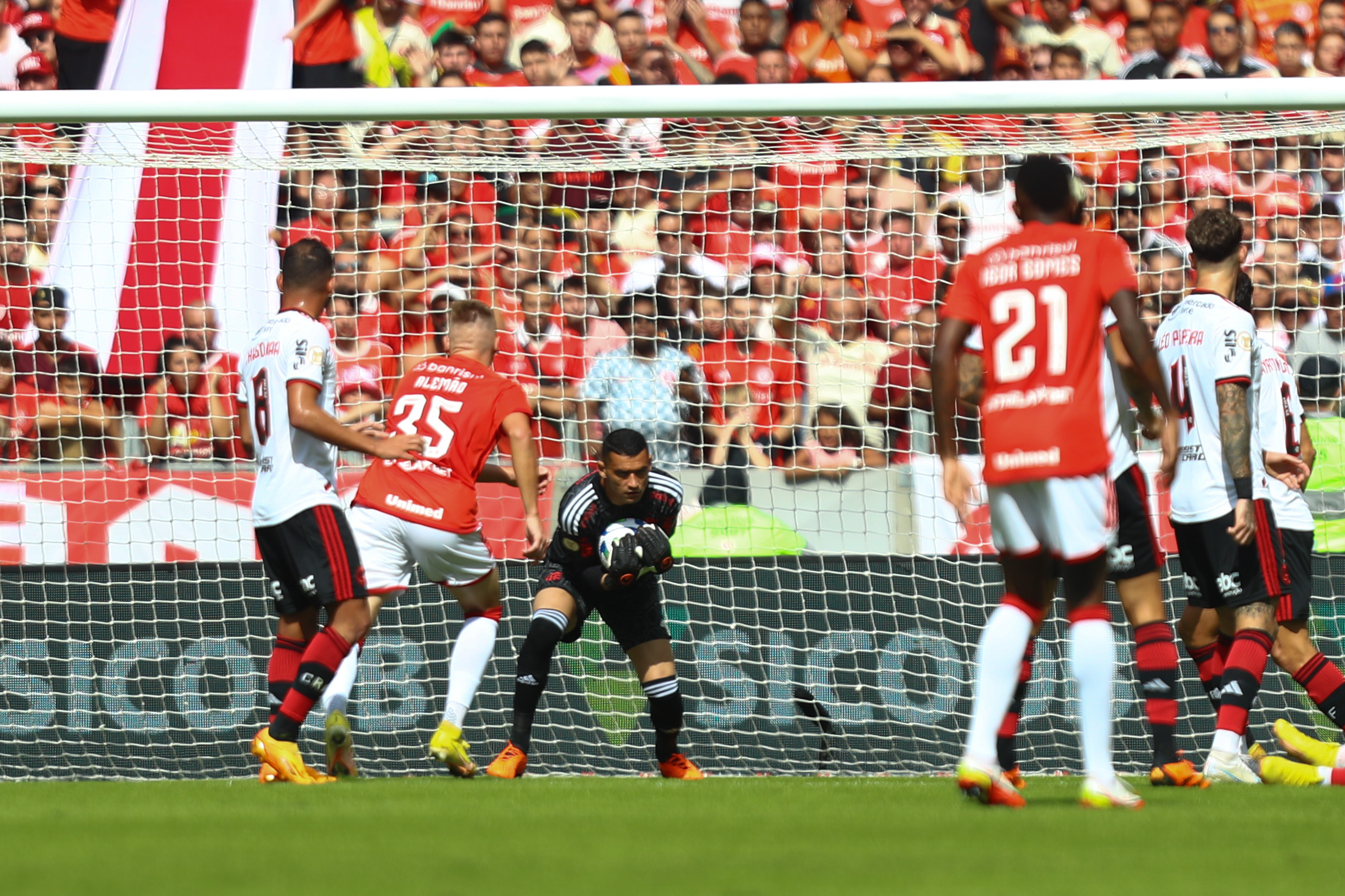A reclamação do Flamengo após o jogo contra o Inter