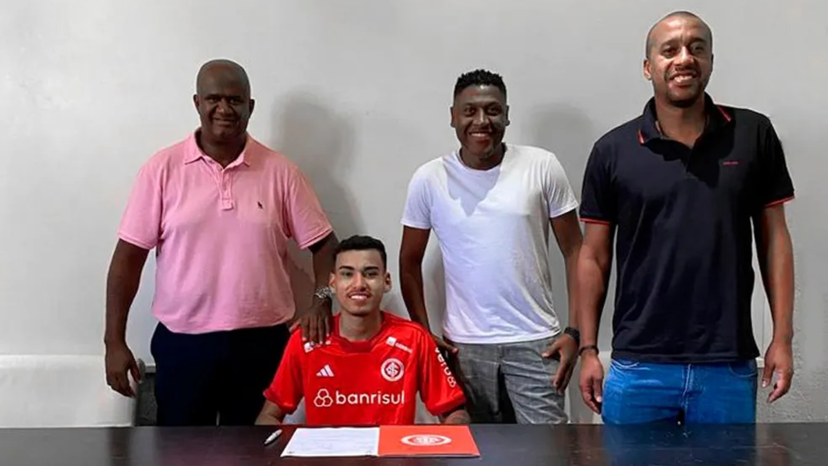 Zagueiro de multa rescisória milionária assina com o Inter