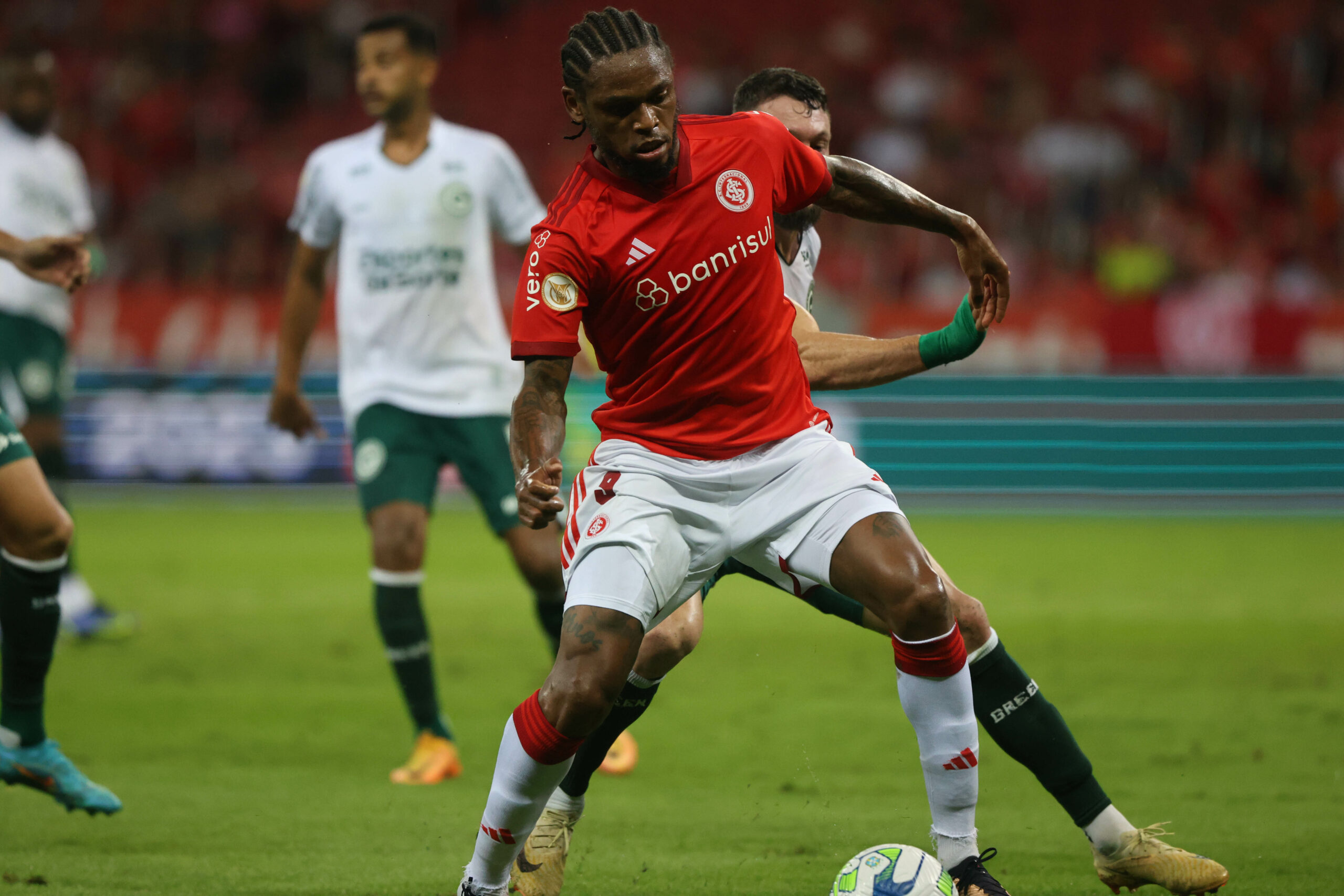 Mano Menezes defende Luiz Adriano: “Mais aplaudido do que vaiado”