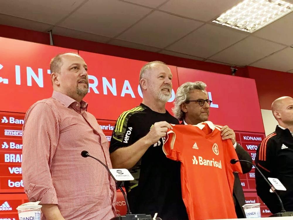 O gesto do presidente do Inter com Mano Menezes após a vitória sobre o CSA