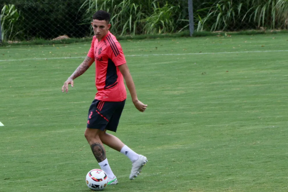 Inter anuncia renovação com zagueiro