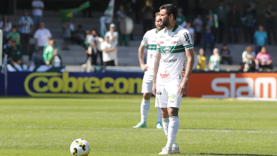 Vídeo: Ex-Inter, Gabriel Boschilia marca golaço pelo Coritiba