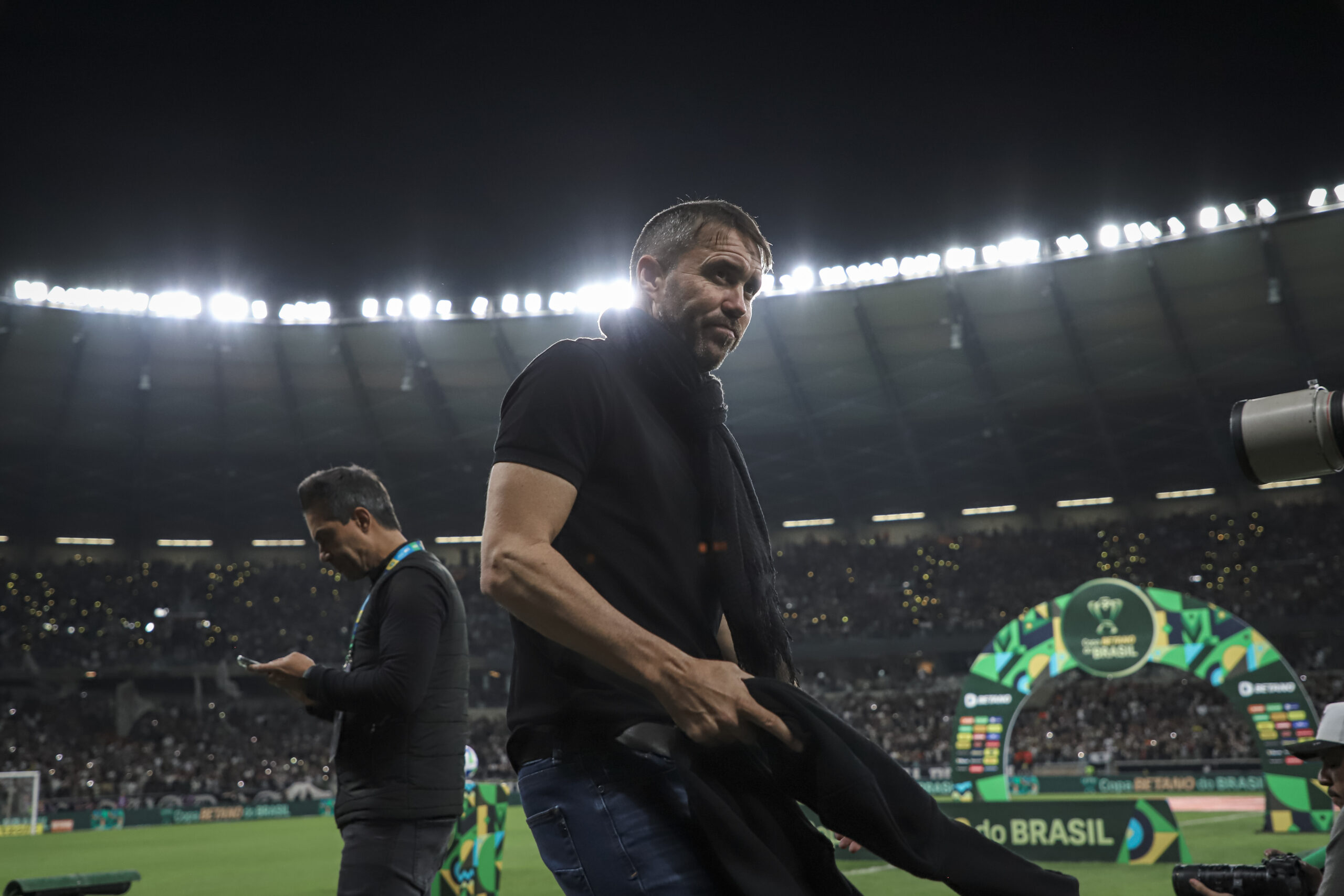 Veja: Coudet recebe torcida organizada, que pede sua saída, no CT do Galo