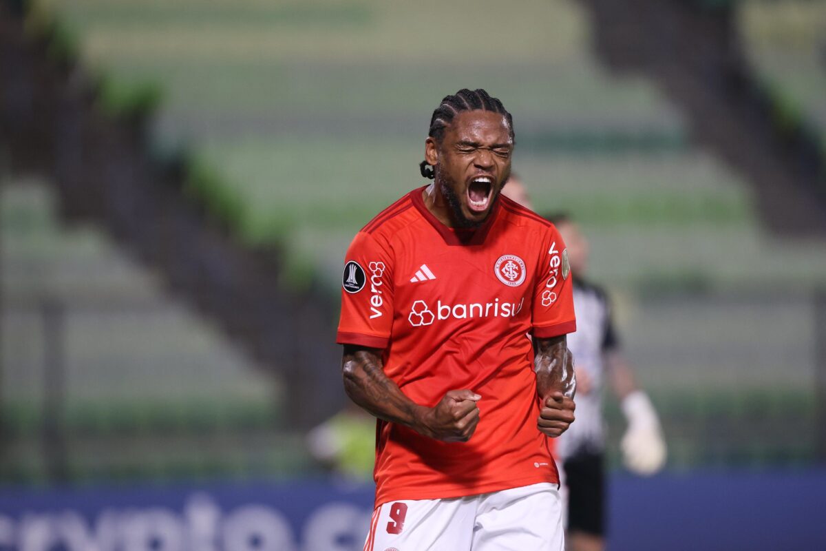 Luiz Adriano não treina e pode ficar de fora do jogo contra o América-MG; Vitão trabalhou no time reserva