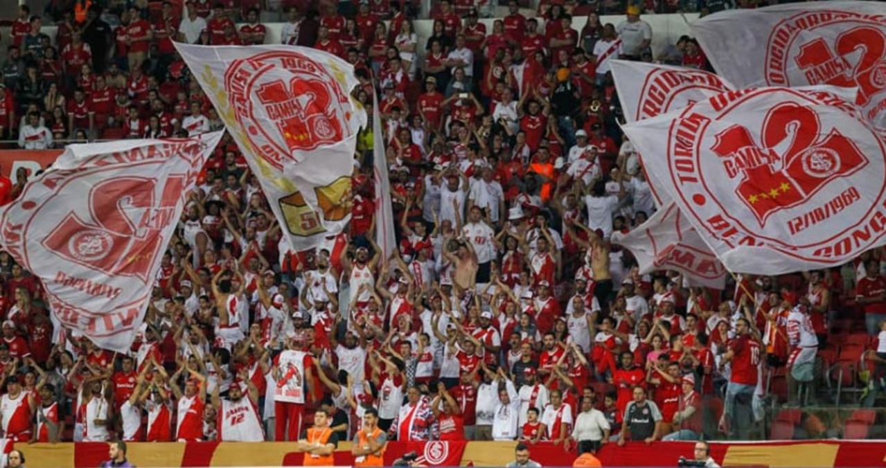 O protesto feito por organizada do Inter após a derrota para o Fluminense