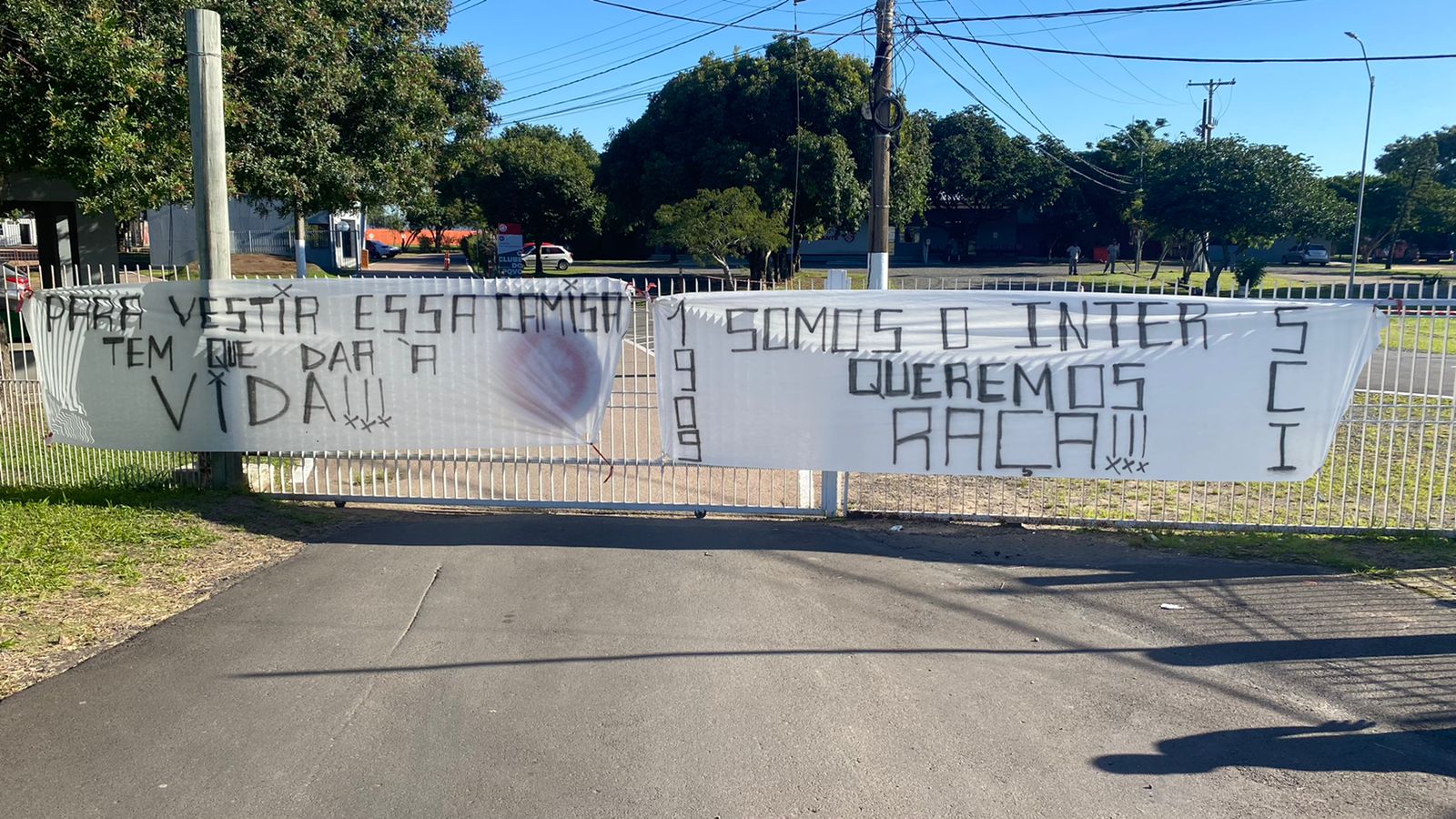 Torcida faz protesto em frente ao CT do Inter: “Recado está dado”