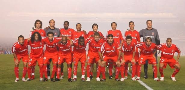 O campeão da Libertadores pelo Inter que virou treinador e estreou com vitória 