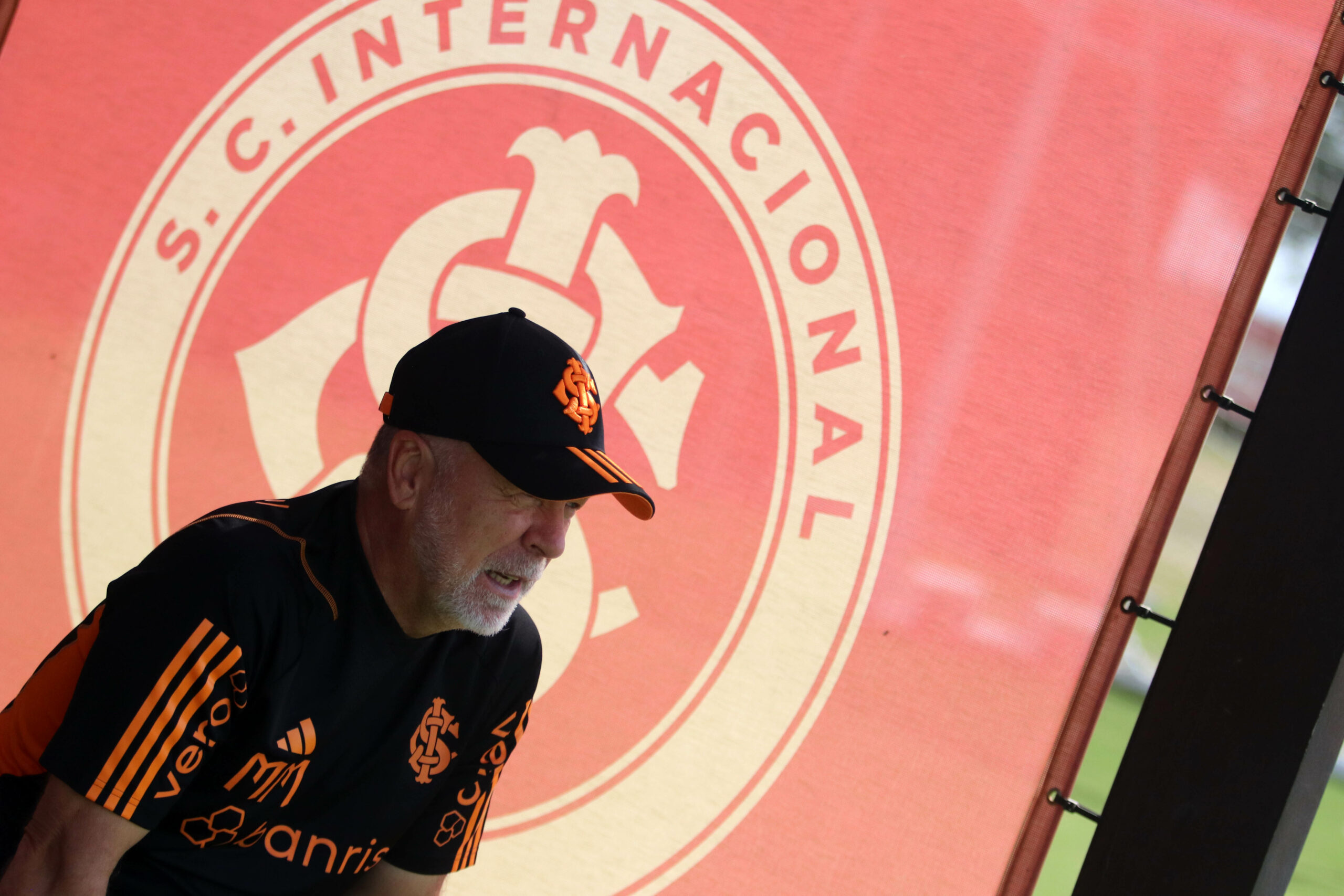 Sobre o time do Inter para o jogo contra o Nacional