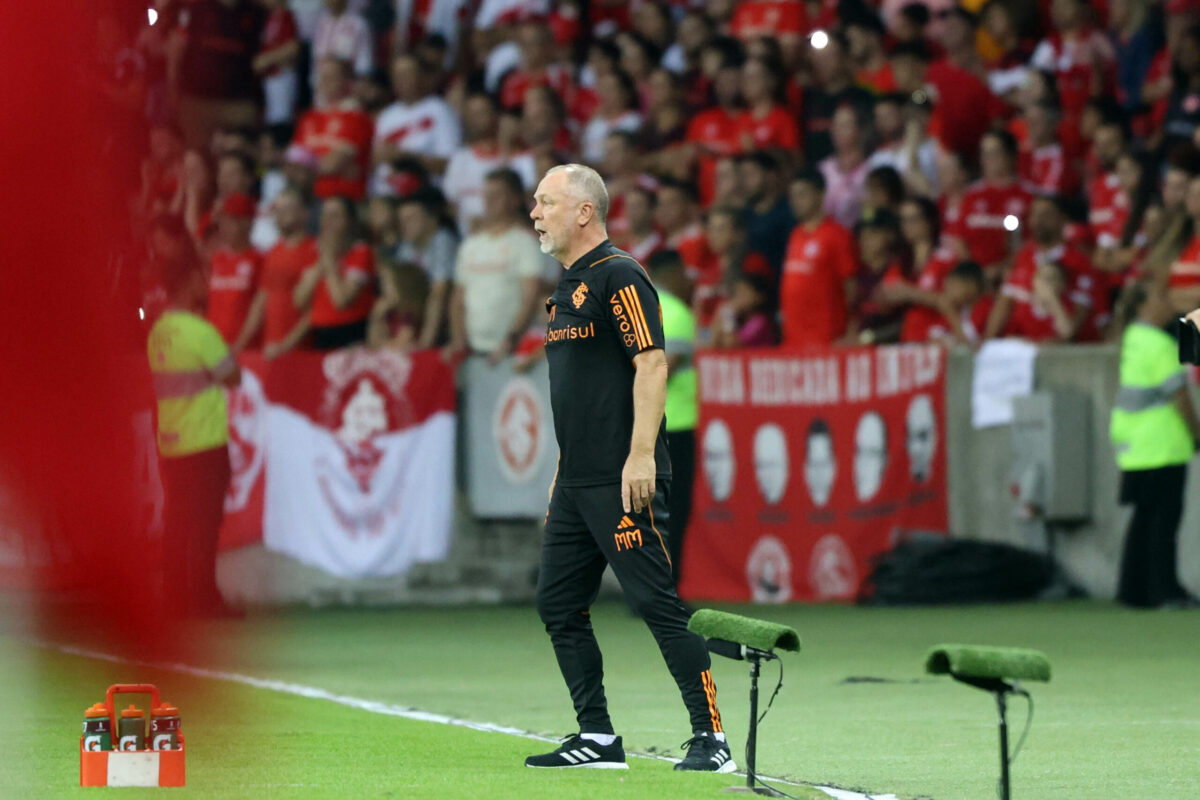 Mano Menezes ganhou mais um problema para montar a equipe que enfrenta o Santos