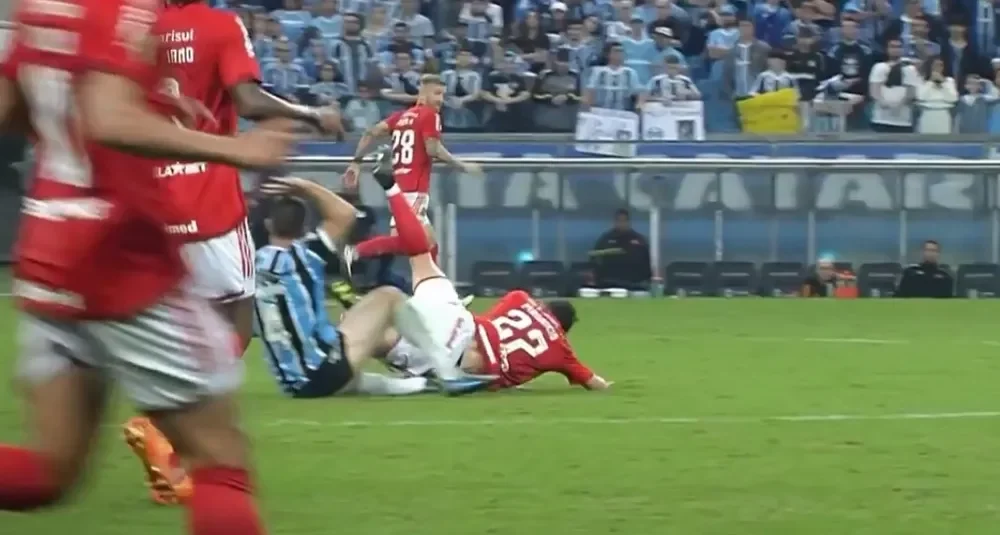 Maurício tem lesão no ombro e pode virar baixa na Libertadores