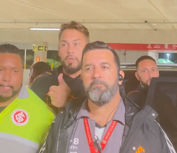 Vídeo: Preparador de goleiros do Inter é cercado por torcedores após derrota para o Athletico
