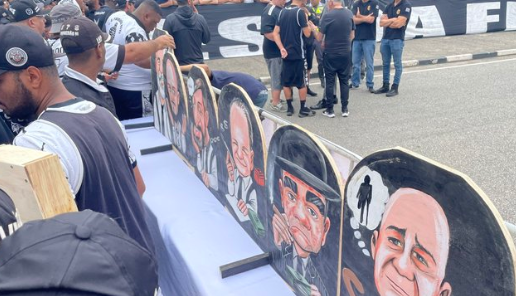 Organizadas do Corinthians fazem protesto em frente ao CT e pedem saída de ex-Inter