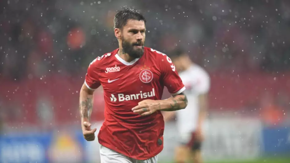 Postagens de ex-jogador e ídolo colorado viraliza em redes sociais