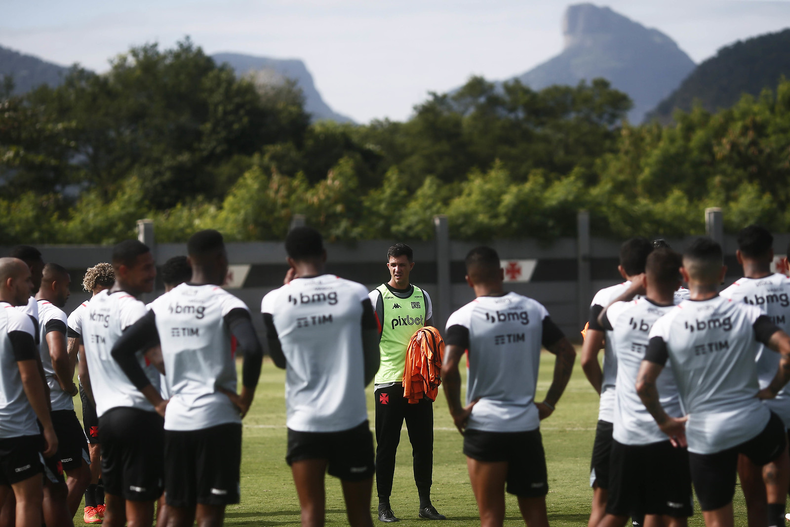 Jogador do Vasco promete “mudança” contra o Inter após invasão da torcida em treino; veja