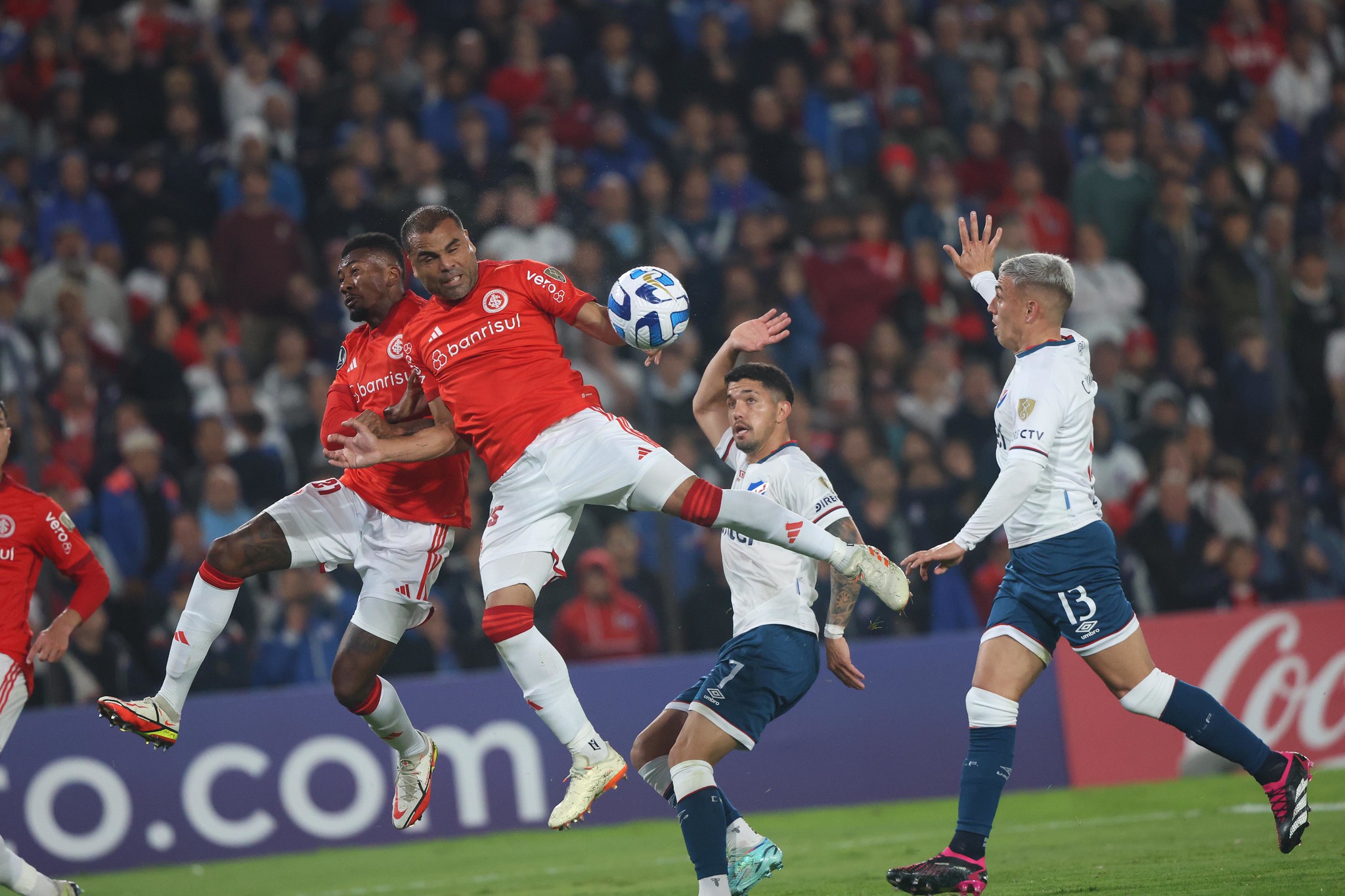 Gols no fim impedem classificação tranquila do Inter na Libertadores