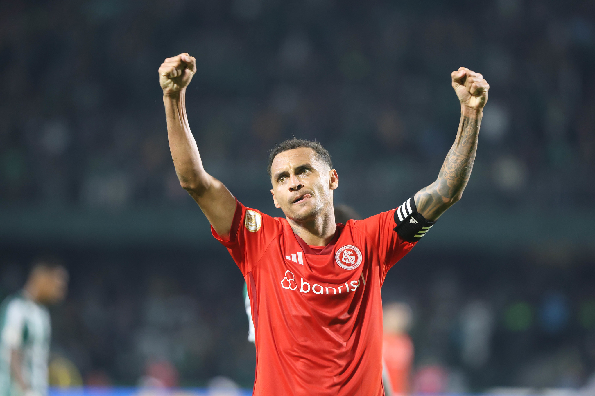 Alan Patrick debate plano de jogo ao falar sobre problemas físicos do Inter