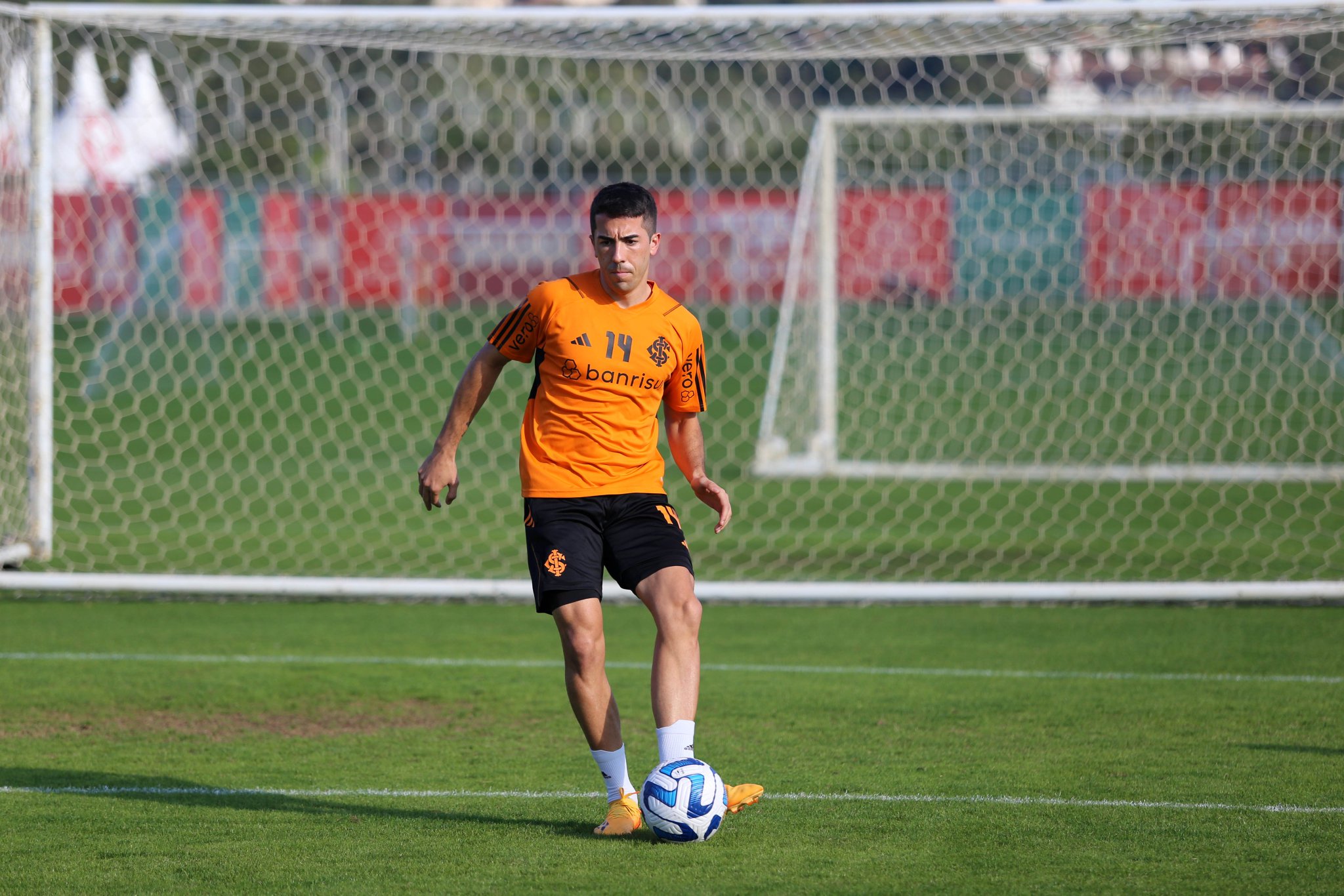 Os dois times montados por Mano Menezes no treino do Inter desta segunda-feira