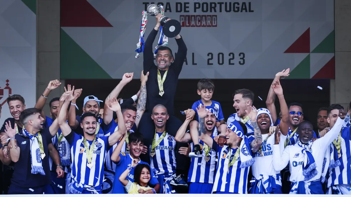 Jogador formado no Inter marca e garante título na Europa; confira