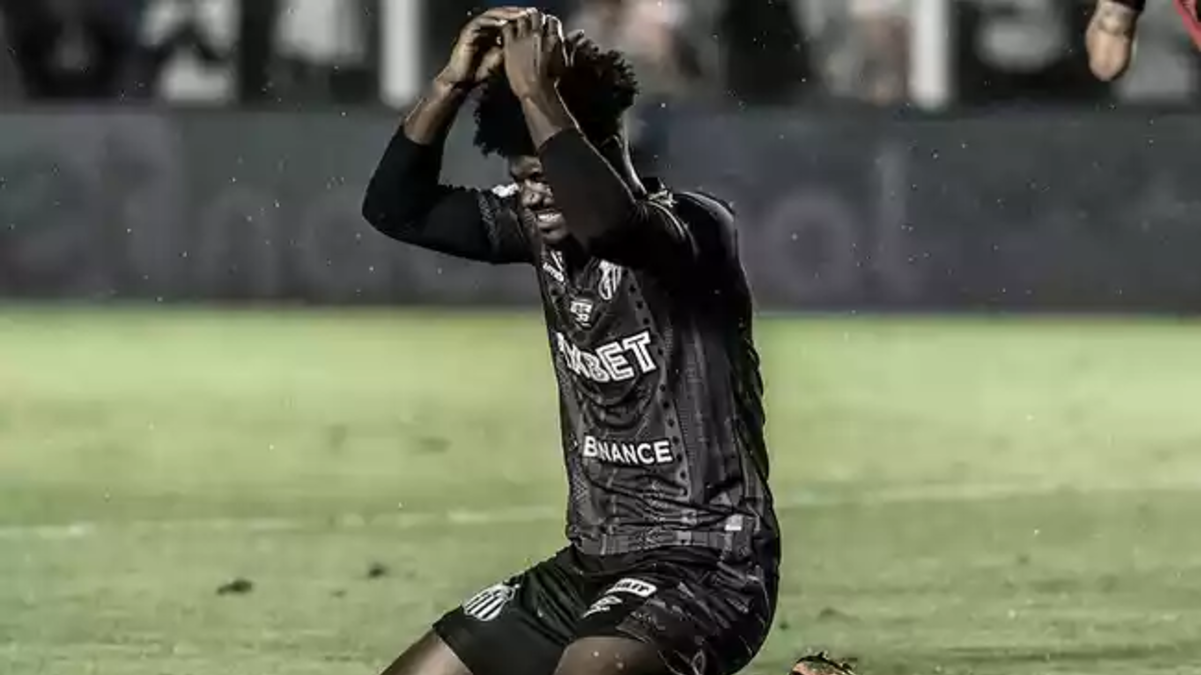 Zagueiro ex-Inter chora ao receber sentença por envolvimento em caso de apostas