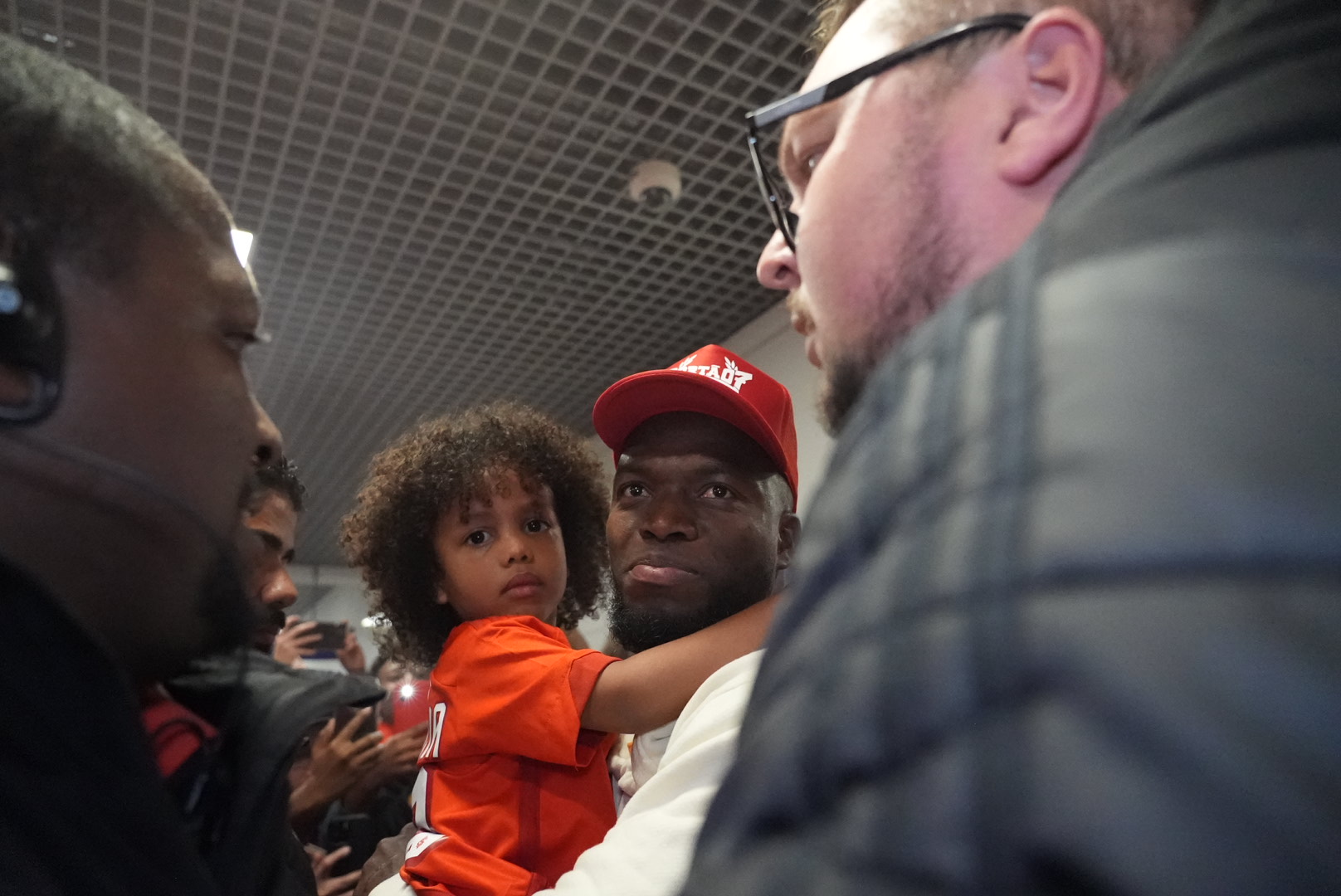 Confira mais detalhes do desembarque de Enner Valencia com festa da torcida no aeroporto