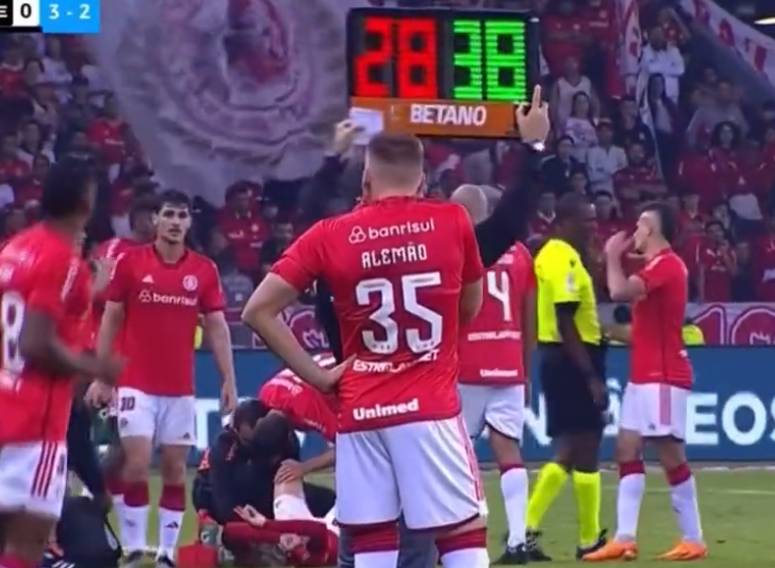 Vídeo: Crianças criticam entrada de Alexandre Alemão contra o América-MG