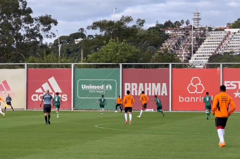 Reservas do Inter fazem jogo-treino; confira o atacante que se destacou com 3 gols
