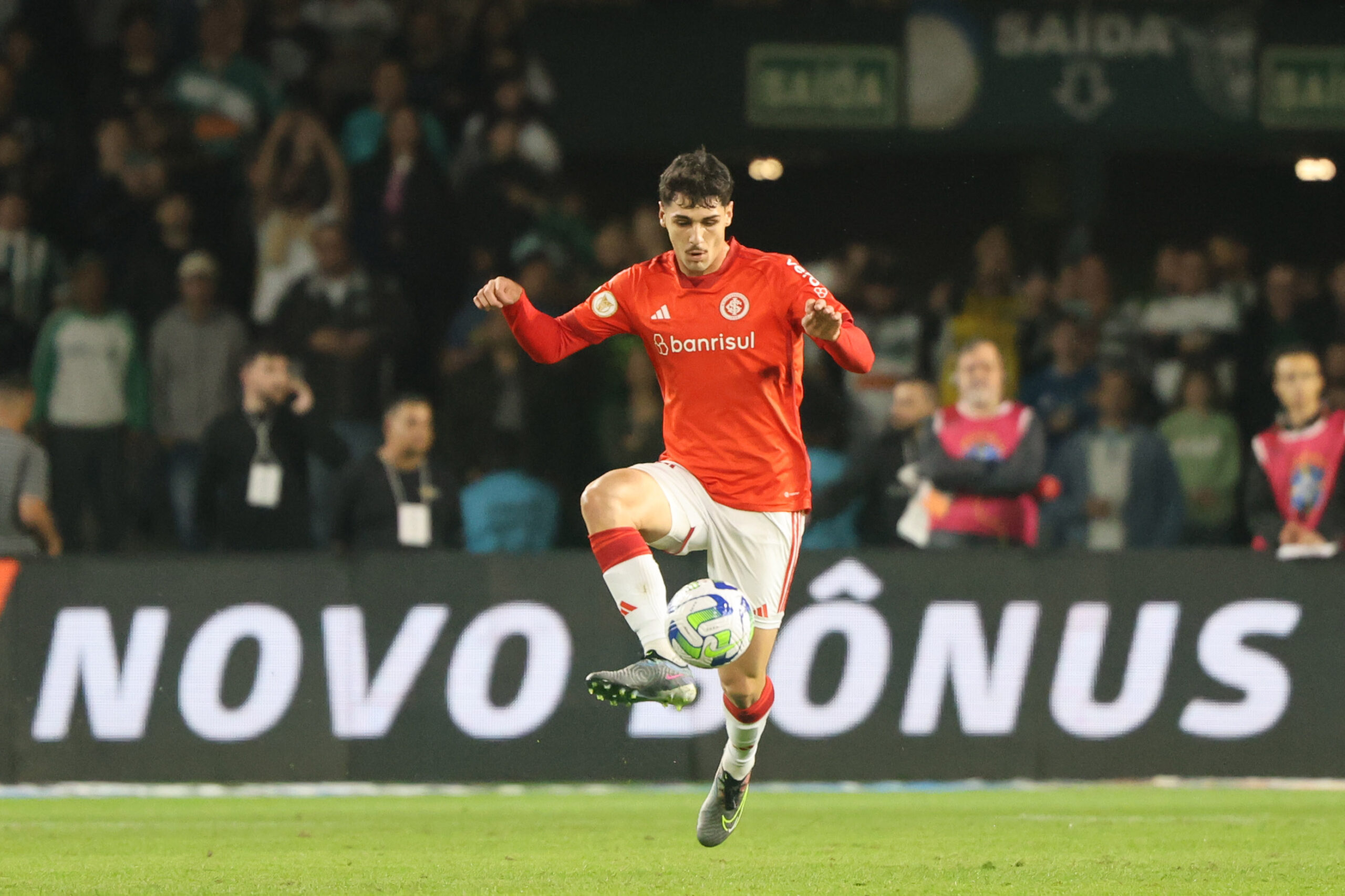Representante de Johnny responde sobre informação de proposta do Galatasaray