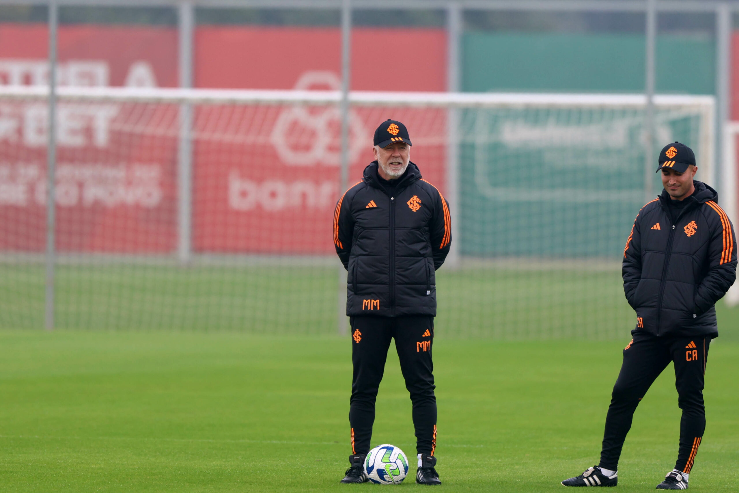 Exclusivo: Mano esboça Inter com três volantes em treino fechado; atacante não trabalha e deve ser desfalque