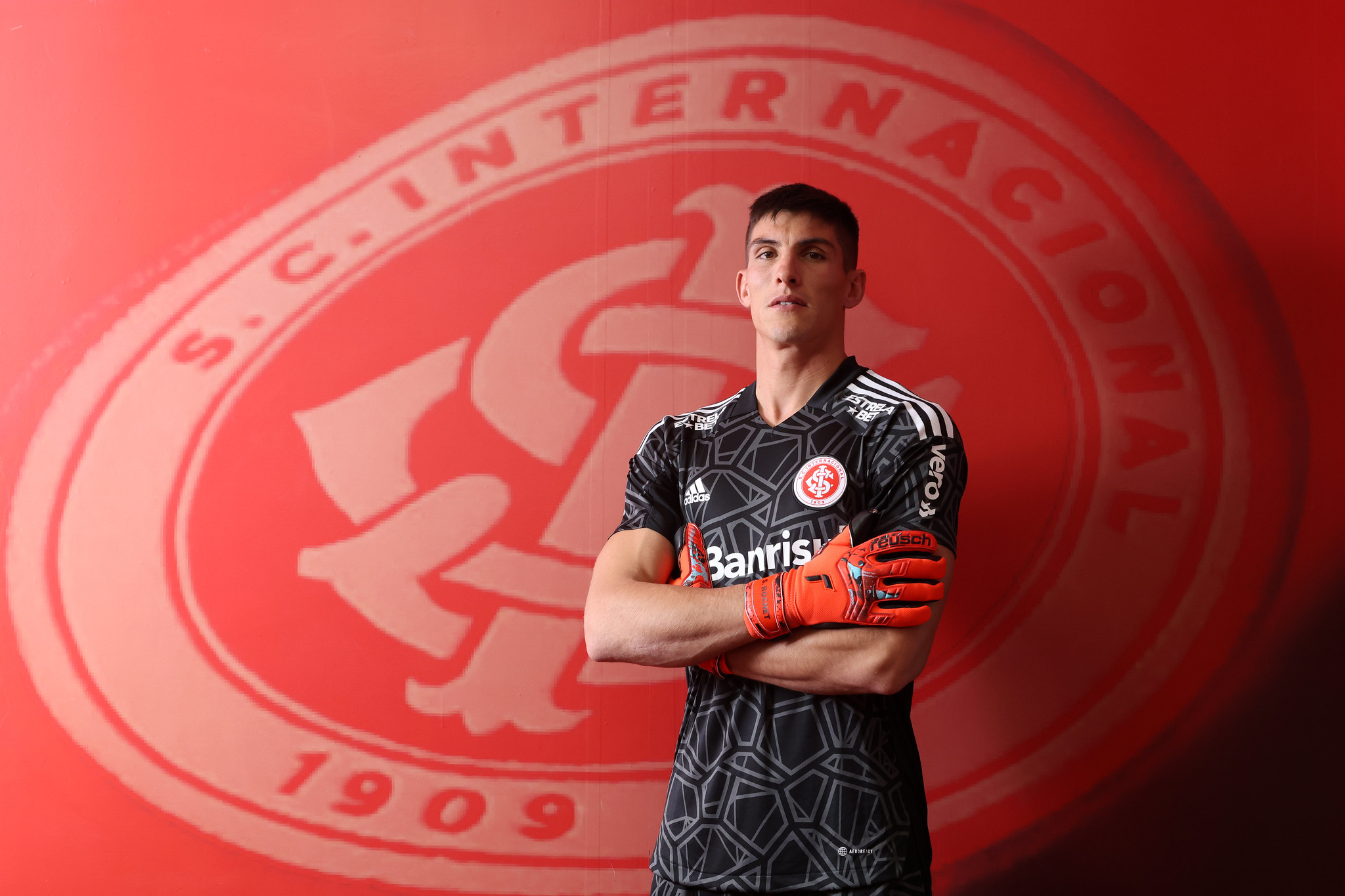 Sergio Rochet manda recado e faz promessa para a torcida do Inter