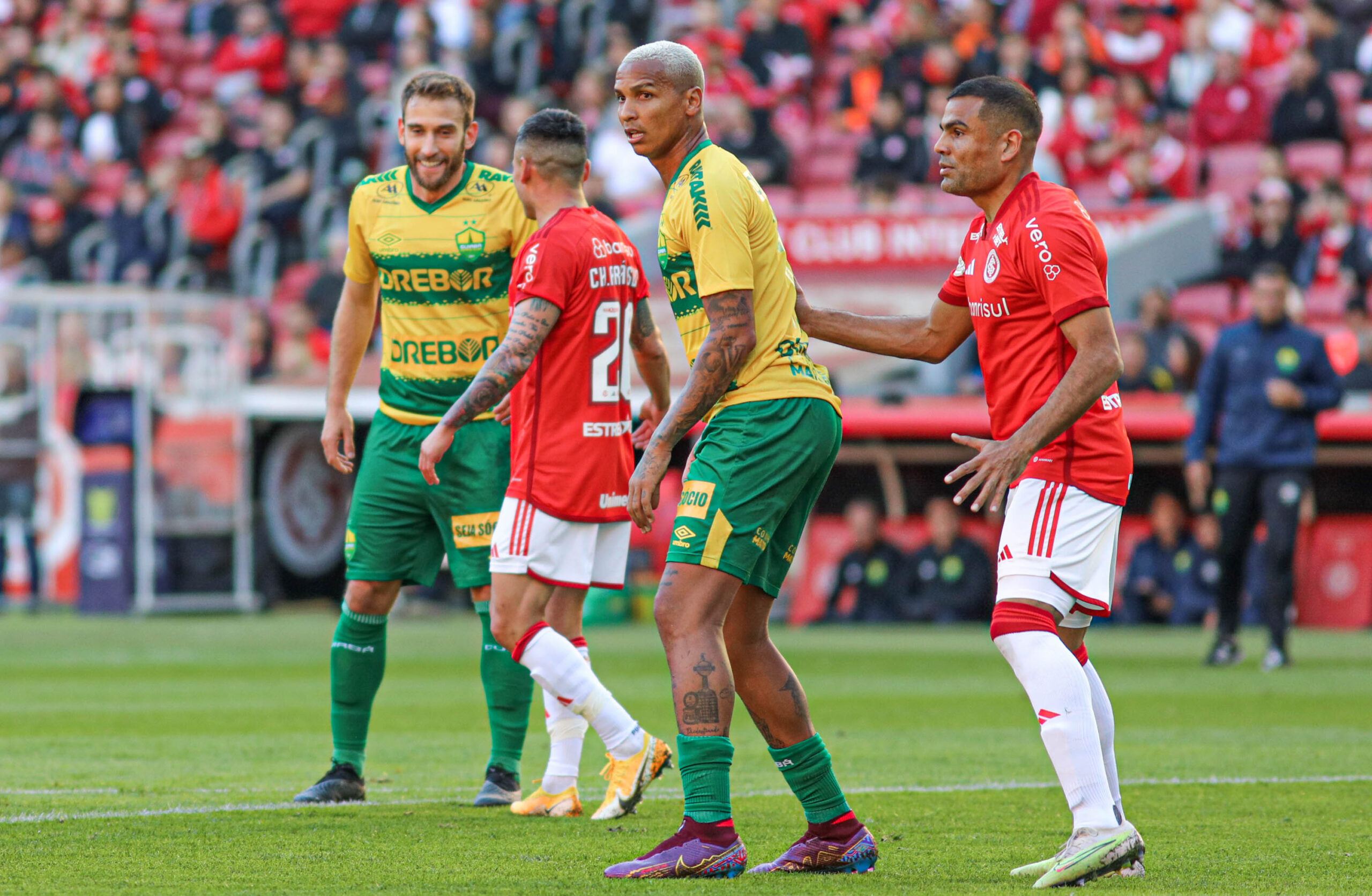 Gabriel Mercado é expulso e Inter perde para o Cuiabá