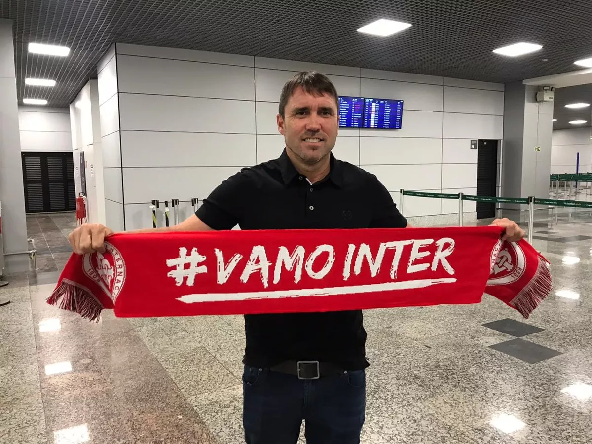 O motivo para Eduardo Coudet usar cachecol nos jogos