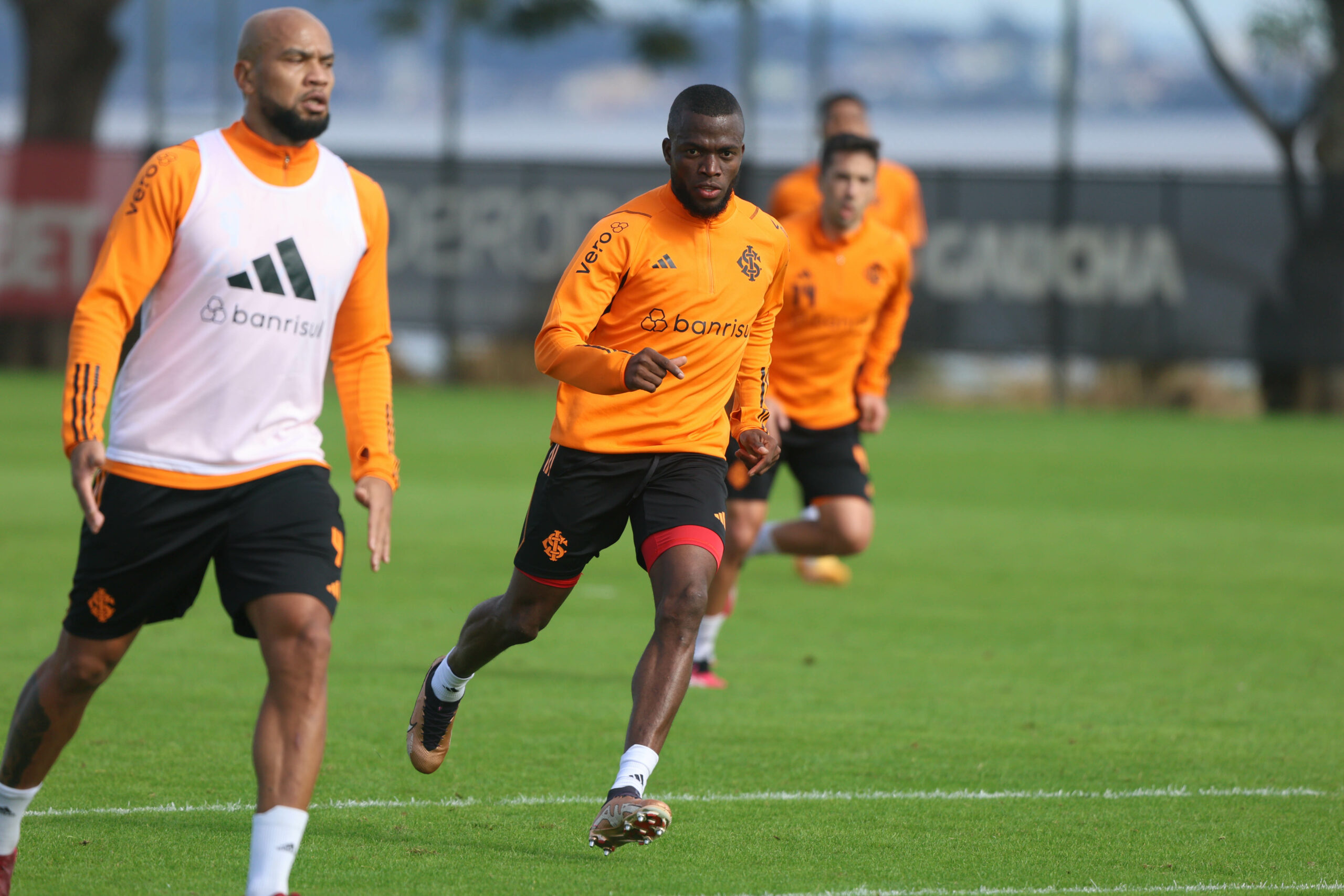 Mano Menezes debate data da possível estreia de Enner Valencia pelo Inter