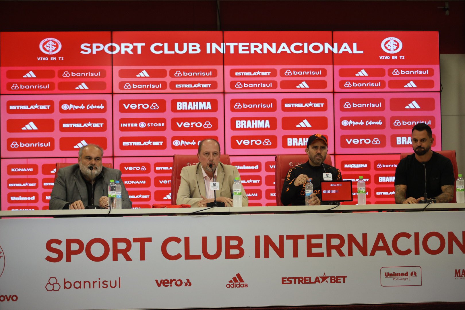 “Estou voltando por ter palavra” afirma Eduardo Coudet na sua apresentação