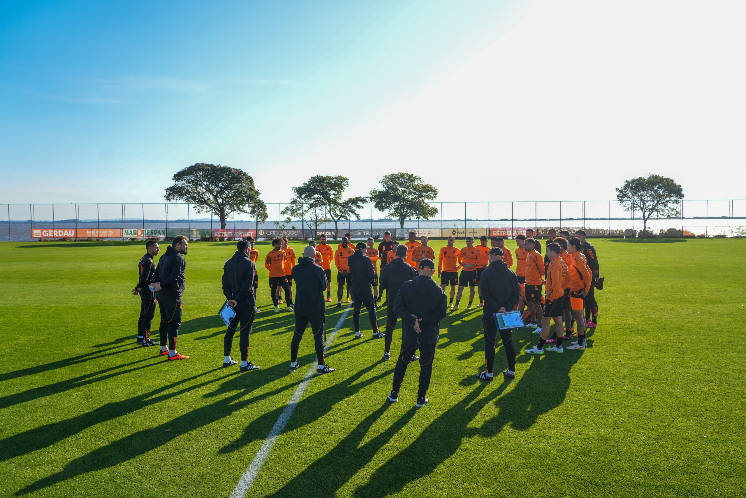 Os dois jogadores que permaneceram na academia no treino desta quinta-feira