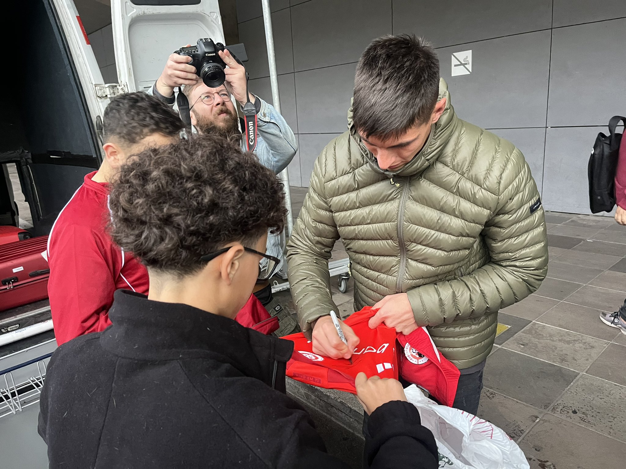 Rochet desembarca em Porto Alegre e fala pela primeira vez como jogador do Inter: “Muito contente”
