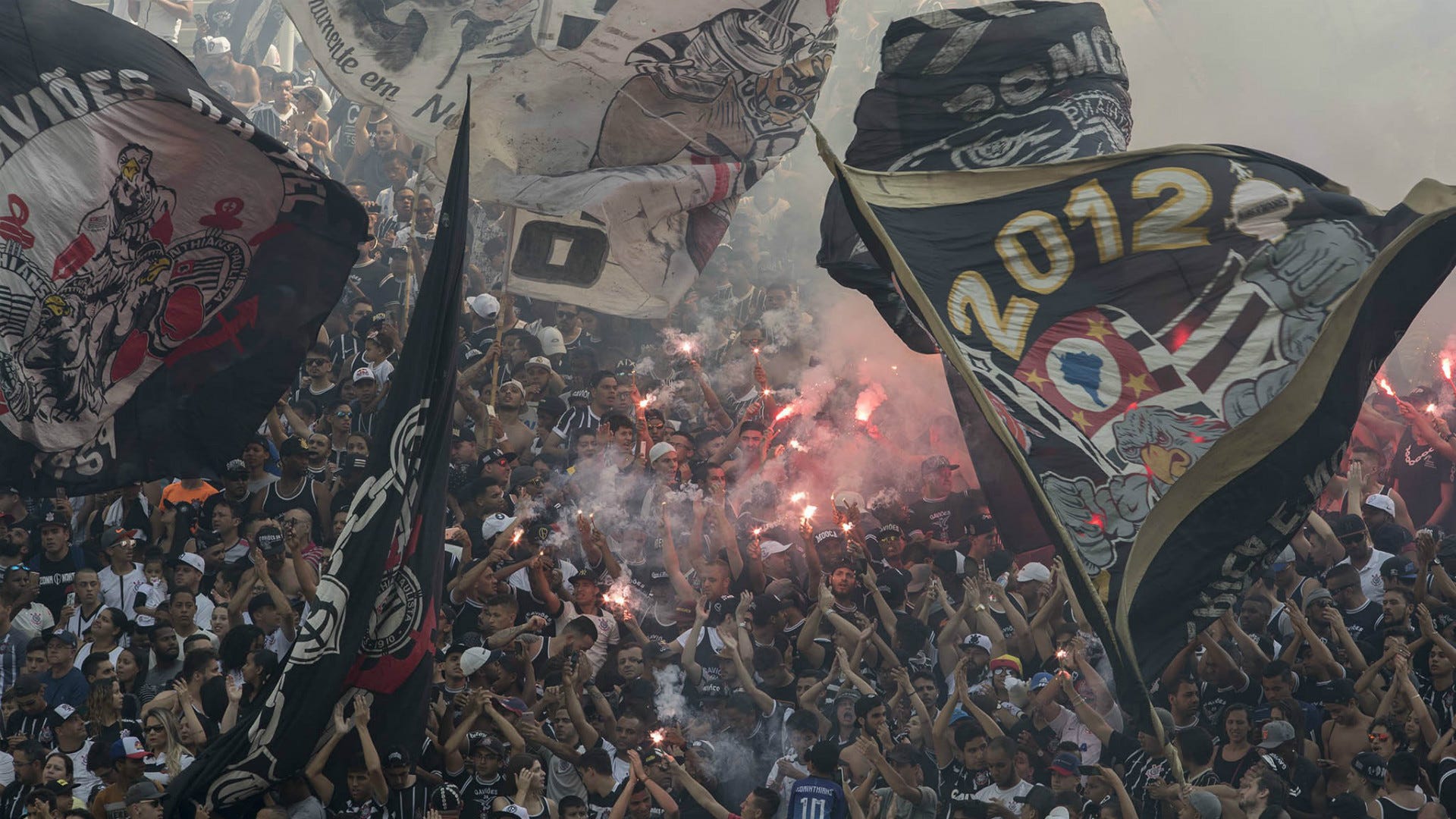 De olho no adversário: jogador do Corinthians é agredido por torcedores após ser flagrado em motel