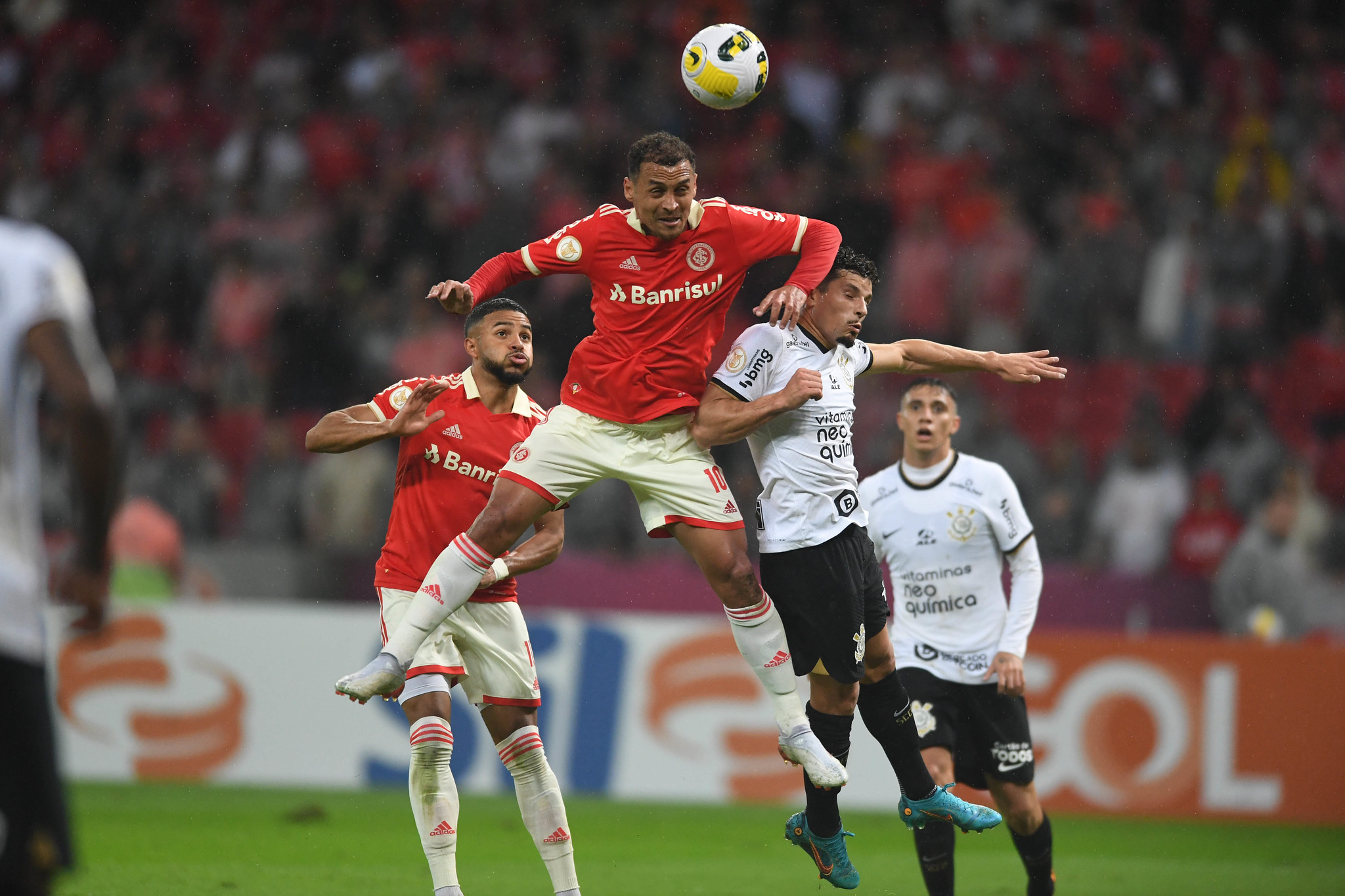 Corinthians chega em Florianópolis com reforços para enfrentar o Inter